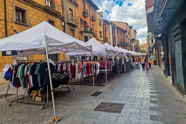 Botiga al carrer (C. Manlleu, Vic)
