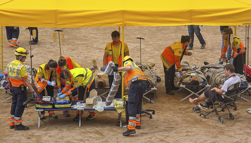 Un centenar de persones participa en un simulacre a la plaça Major de Vic 2