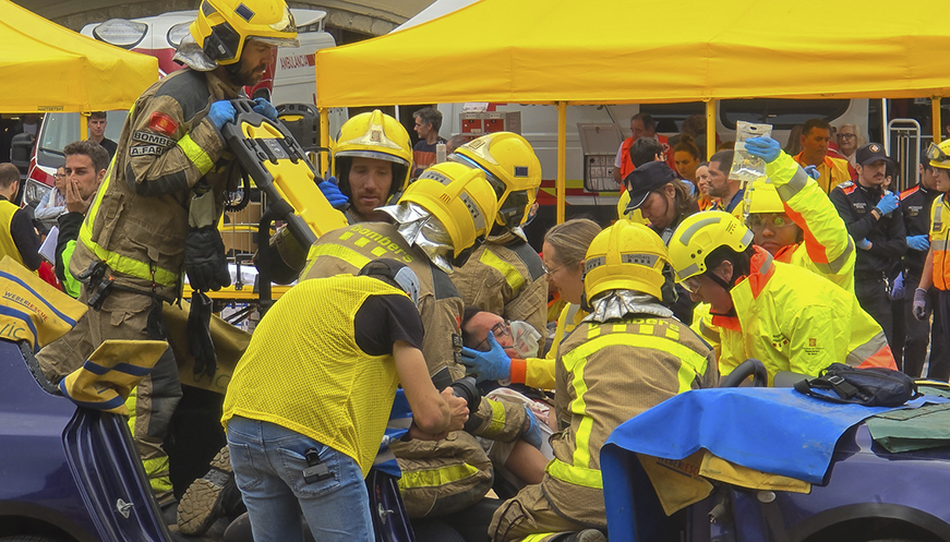 Un centenar de persones participa en un simulacre a la plaça Major de Vic 4