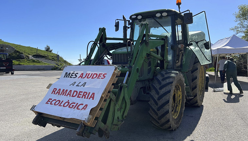 Els pagesos del Ripollès i el Vallespir tallen el coll d'Ares per reclamar 