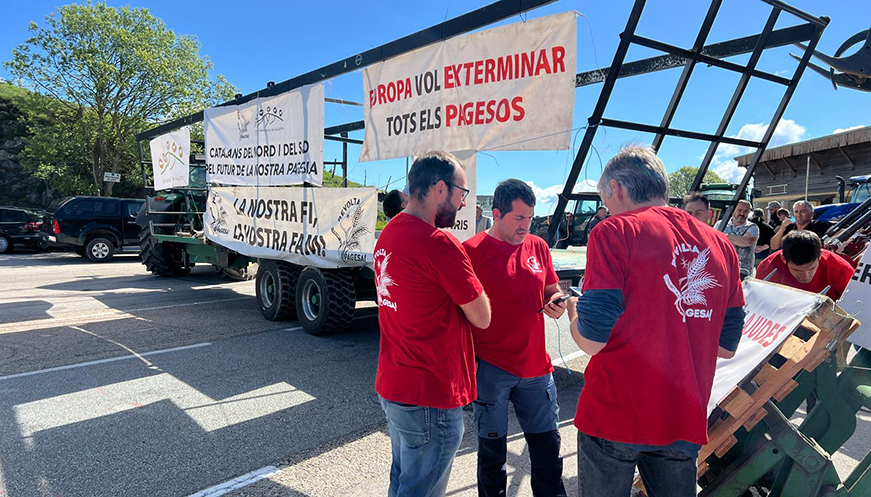 Els pagesos del Ripollès i el Vallespir tallen el coll d'Ares per reclamar 