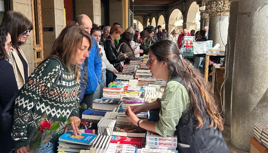 Sant Jordi omple Vic de llibres, roses i activitats culturals 2
