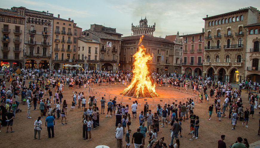 Vic encén la nit més curta amb una foguera popular i cultura al carrer 2