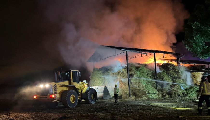 Incendi en un paller a la Guixa mobilitza sis dotacions dels Bombers