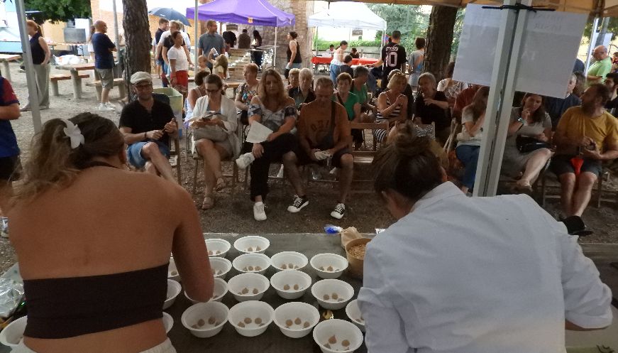 Tot i la pluja, el Pla del Mestre acull la 5a Festa de la Tòfona d'estiu