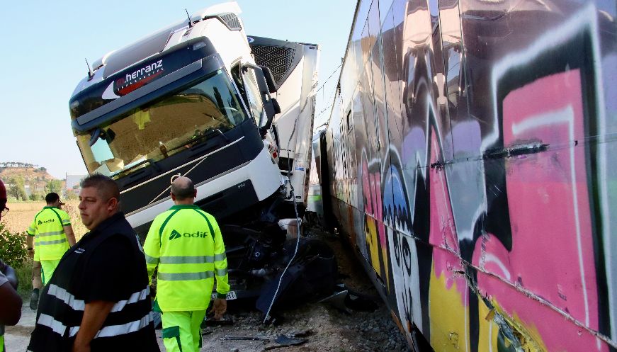 Descarrila un tren de la R3 a Balenyà en impactar amb un camió (Actualització i més fotos)