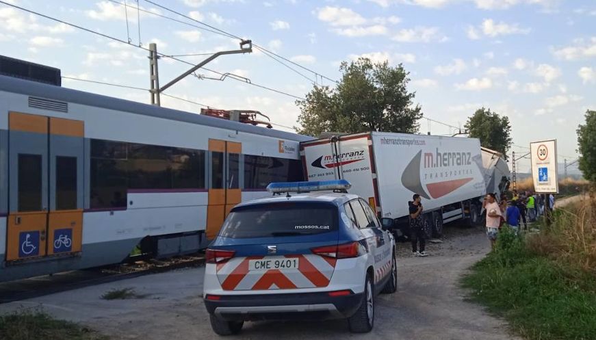 Descarrila un tren de la R3 a Balenyà en impactar amb un camió (Actualització i més fotos) 2
