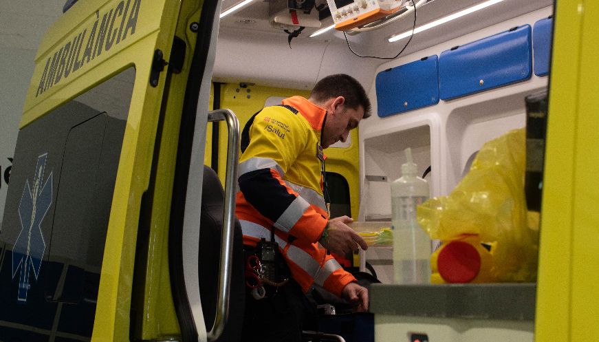 Tres afectats per inhalació de fum en cremar un aparell elèctric a l'interior d'un pis a Torelló