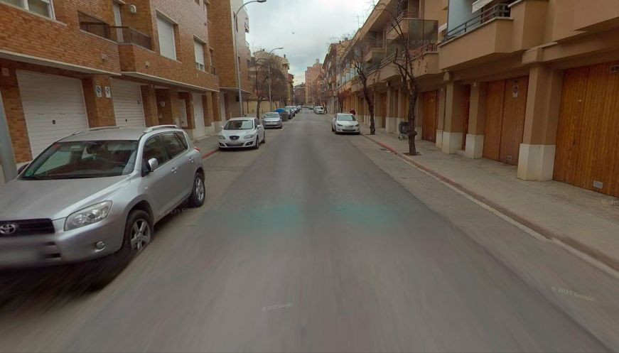 Un camió cisterna amb combustible topa amb un fanal a Vic i provoca un petit vessament de gasoil