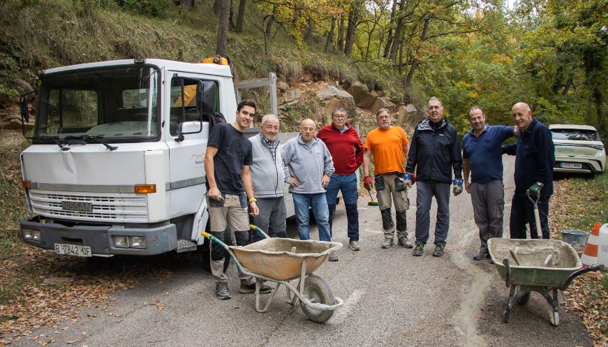 Els Amics de Bellmunt reparen la carretera d'accés