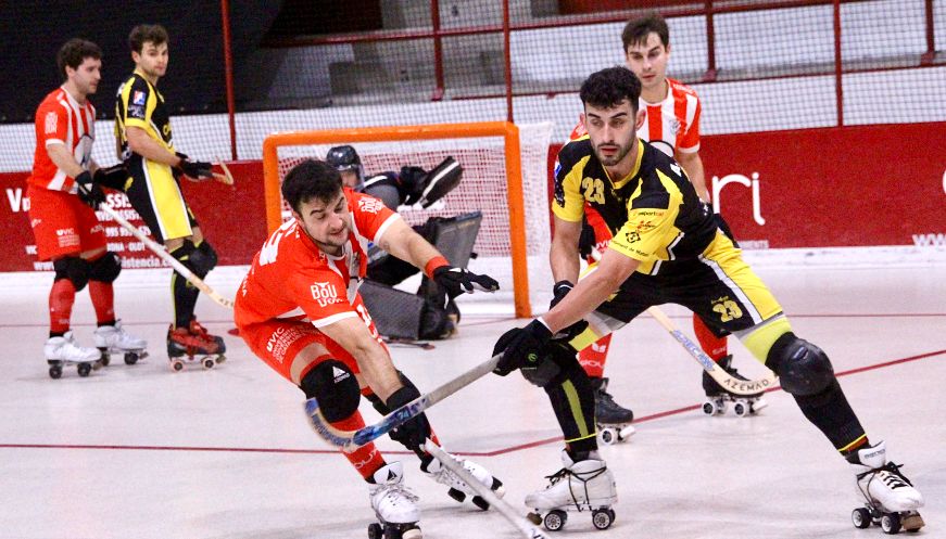 El Vic hoquei, líder en solitari després de superar el CH Mataró (4-2)