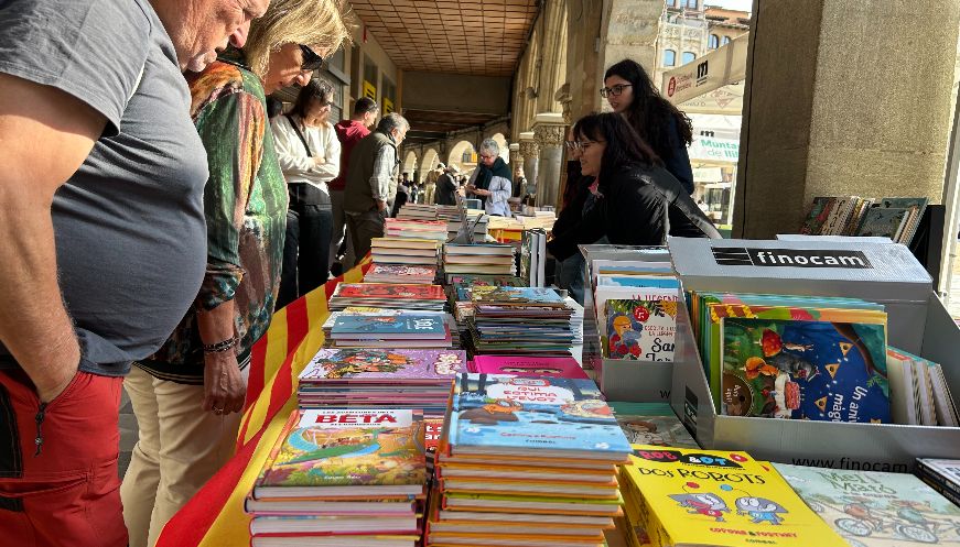 Sant Jordi omple de vida el centre de Vic des de primera hora