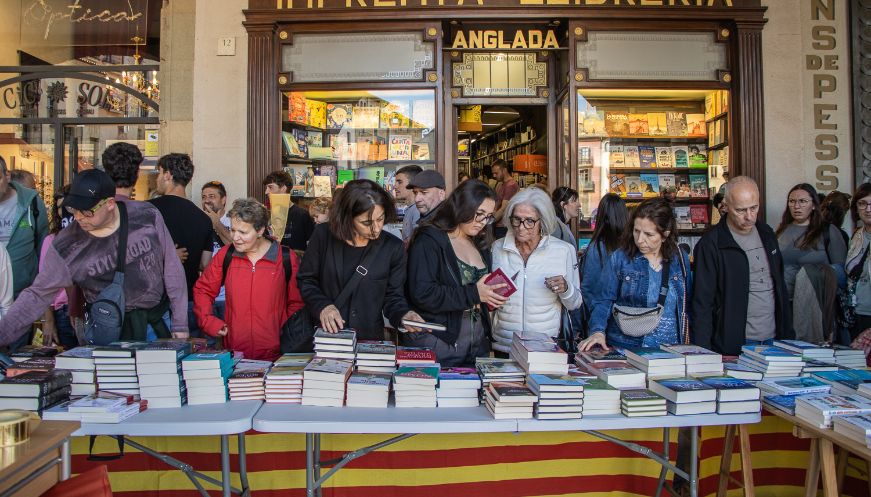 Gran participació als actes de la Diada de Sant Jordi a Vic 