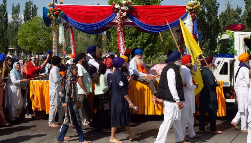 La comunitat sikh surt al carrer a Vic per celebrar l'arribada de l'any solar