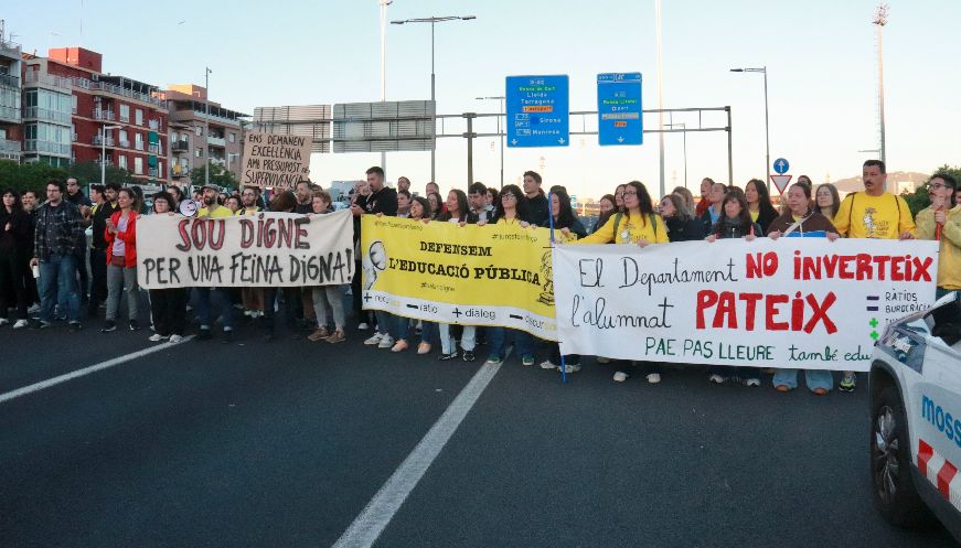 Docents d’Osona participen en els talls de carreteres per la vaga educativa a Catalunya