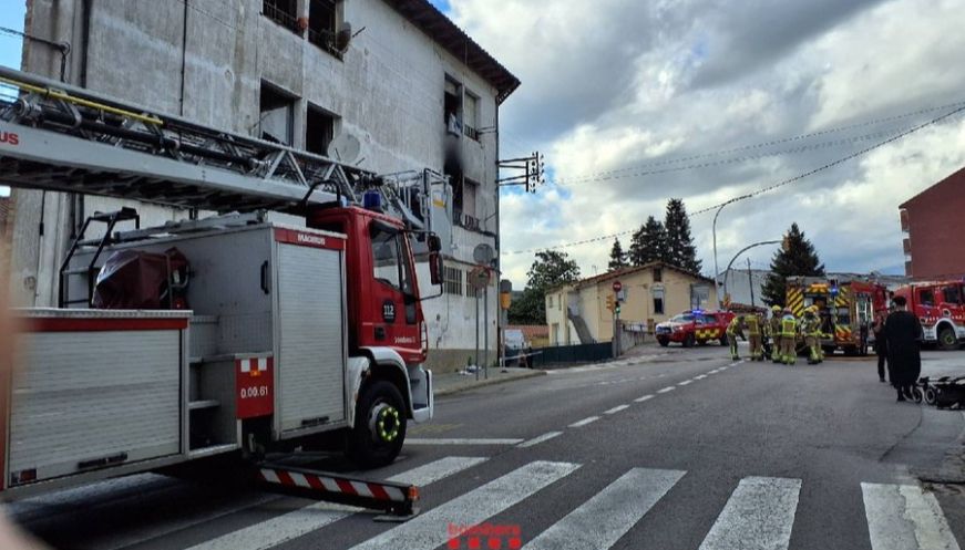 14 afectats per un incendi en un edifici de Roda de Ter, entre ells 6 menors