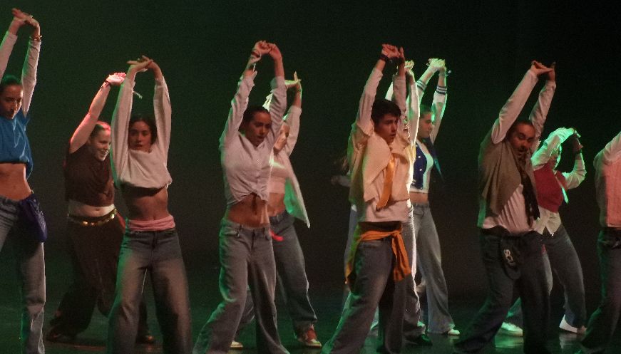 L'Escola TLS transporta el públic a un món imaginari amb l'espectacle Entre dos mons