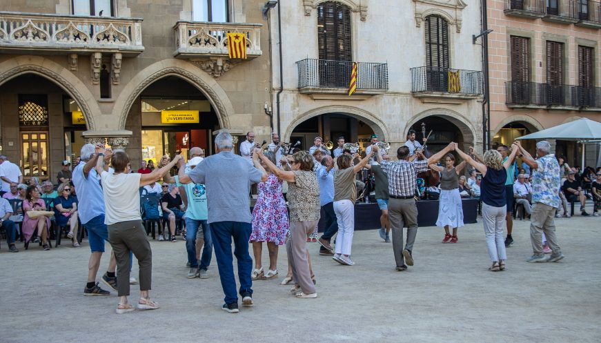 Sardanes a la plaça Major. Foto: Josep M. Costa