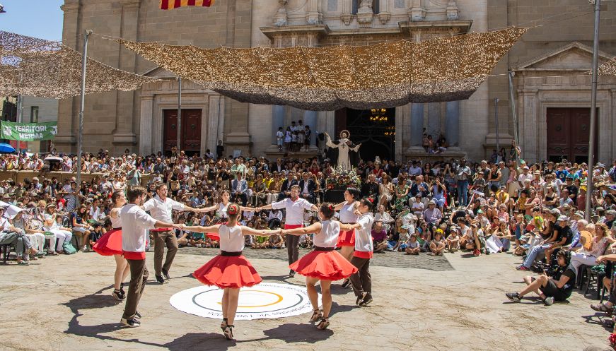 Tradicionals balls a la plaça de la Catedral. Foto: Josep M. Costa 4
