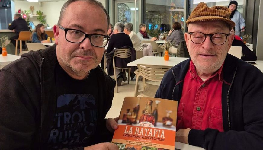 A l'esquerra, el fotoperiodista i gastrònom osonenc Toni Carrasco; a la dreta, l'escriptor i gastrònom Jaume Fàbrega