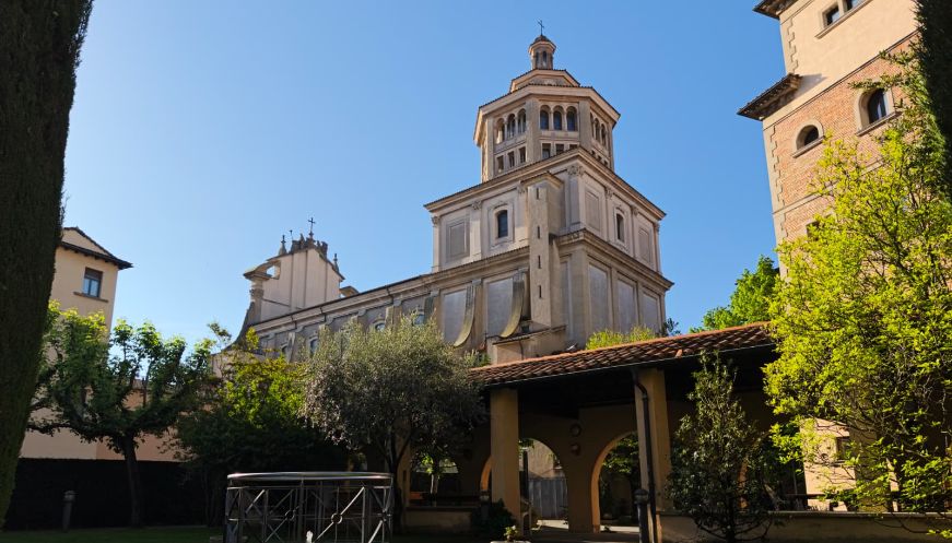 El temple de Vic i la casa Espiritualitat. Foto: Claretians de Catalunya