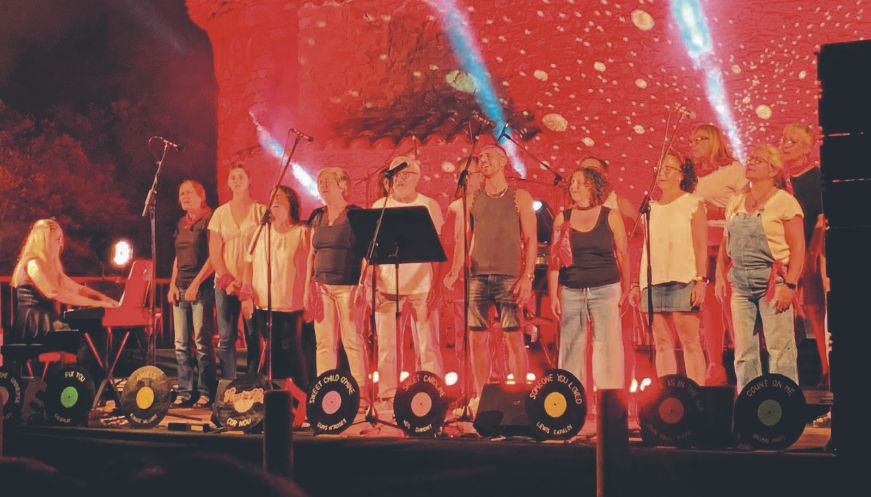 La 20a Nit Musical omple Sant Pere de Valldaneu amb el Cor Nou de Tona i Namina & The Barbarians