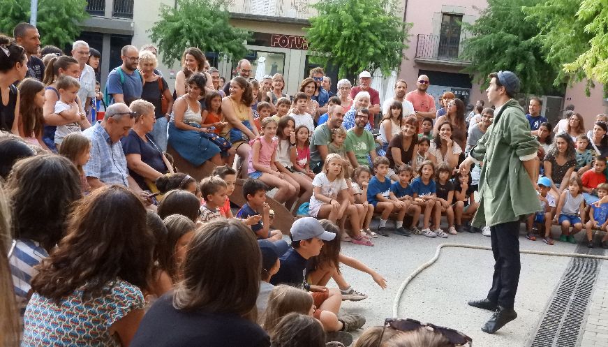 Txema Muñoz emociona la plaça Major de Centelles amb l'espectacle Gota