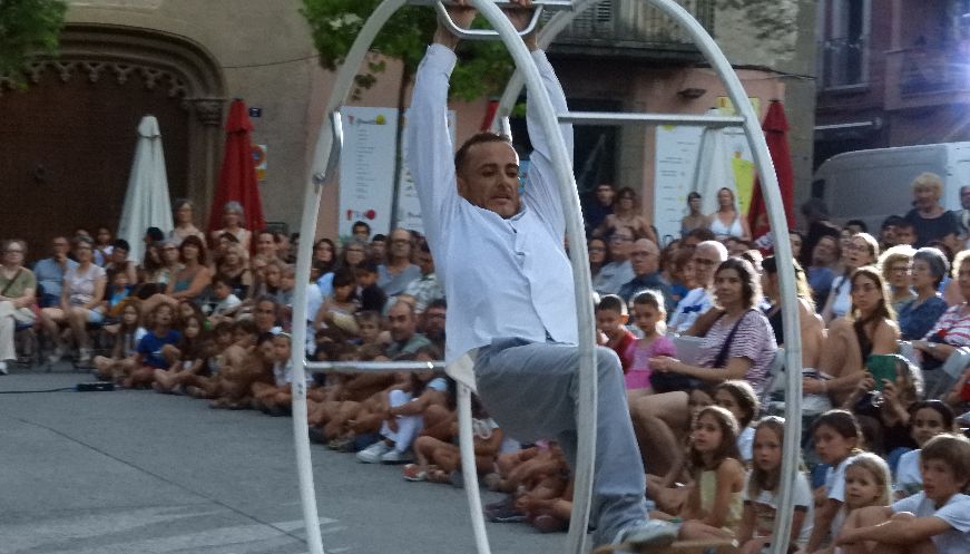El Cabaret de Circ omple la plaça Major de Centelles amb un espectacle de primer nivell