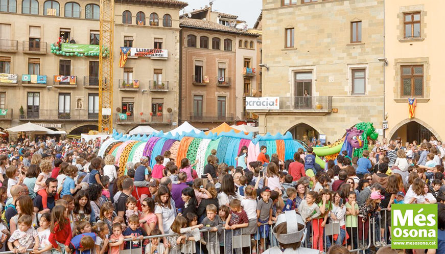 Sant Jordi omple la Plaça Major de Vic