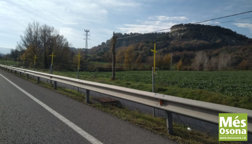 La C-17 de Tona a Vic es desperta amb centenars de creus grogues