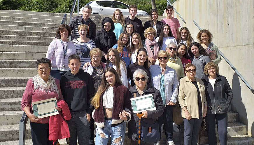 Alumnes de l'Institut de Tona finalitzen la formació en l'ús de dispositius mòbils per a persones grans