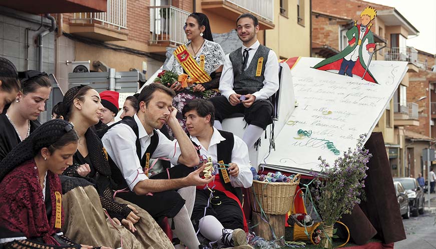 Les roses i danses omplen Tona de festa