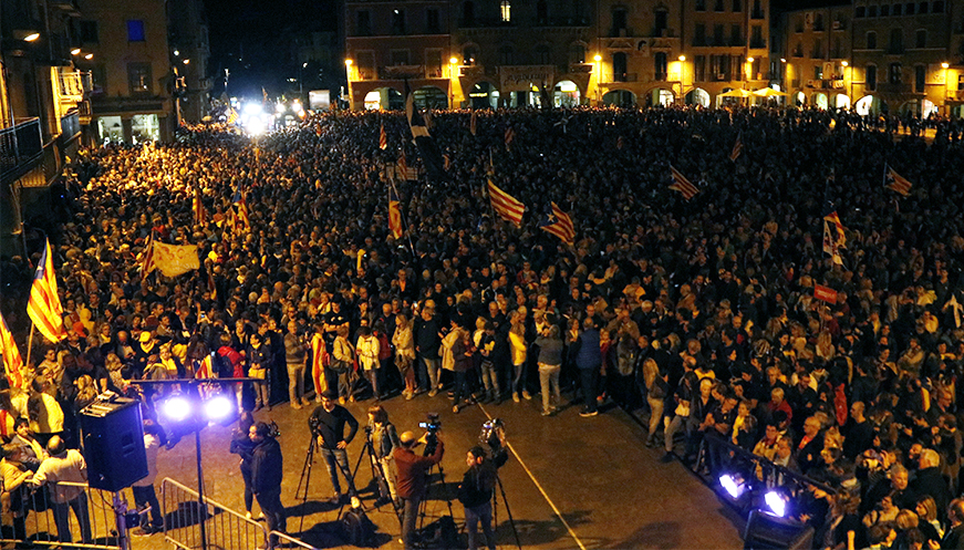 Milers de persones omplen la plaça Major de Vic per protestar contra la sentència