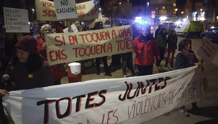 Tona commemora el 25N amb una manifestació i fent difusió de la campanya '#malamente'
