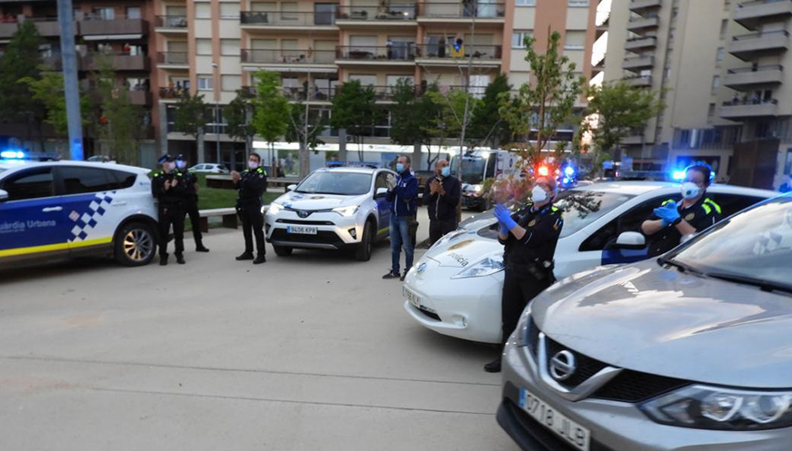 Emocionat i sentit homenatge als professionals de la sanitat davant l'Hospital Universitari de la Santa Creu de Vic