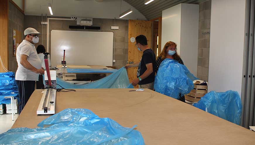 Sant Tomàs i Osonament donen continuïtat al taller de bates del pavelló de Gurb per als sanitaris del CHV