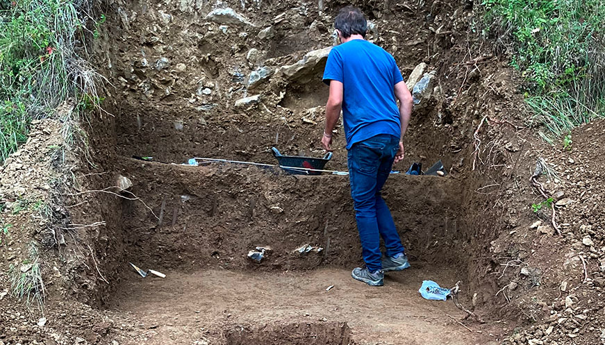 Apareixen restes d’eines i un fogar durant la campanya arqueològica de Sota Palou de Campdevànol