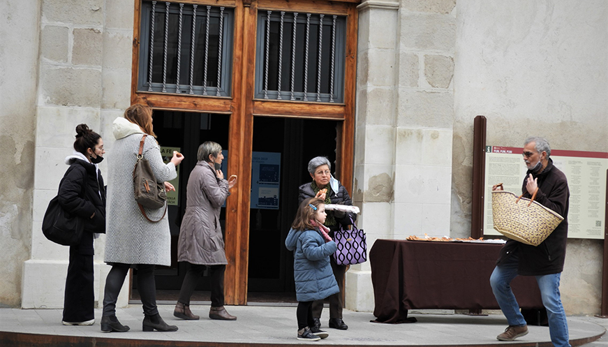 Prats recorda la diada de Santa Àgata amb un repic de campanes i un tast de coca