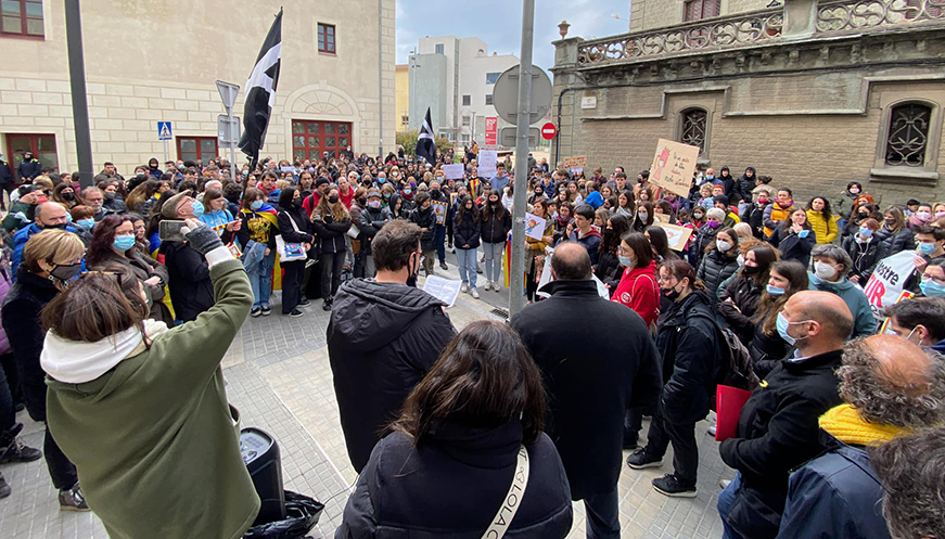 Vic es manifesta en defensa de l’escola en català