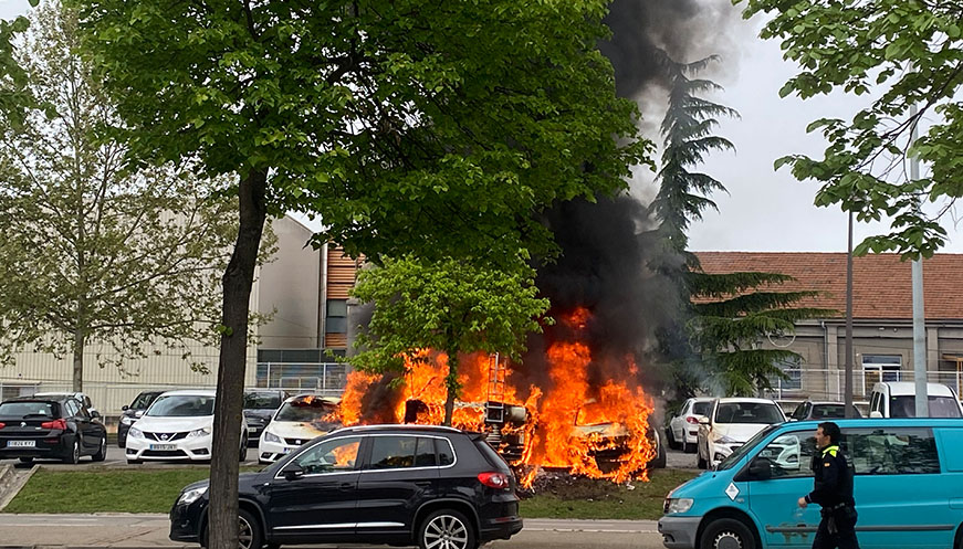 S'incendien diversos vehicles a l'Avinguda dels Països Catalans de Vic