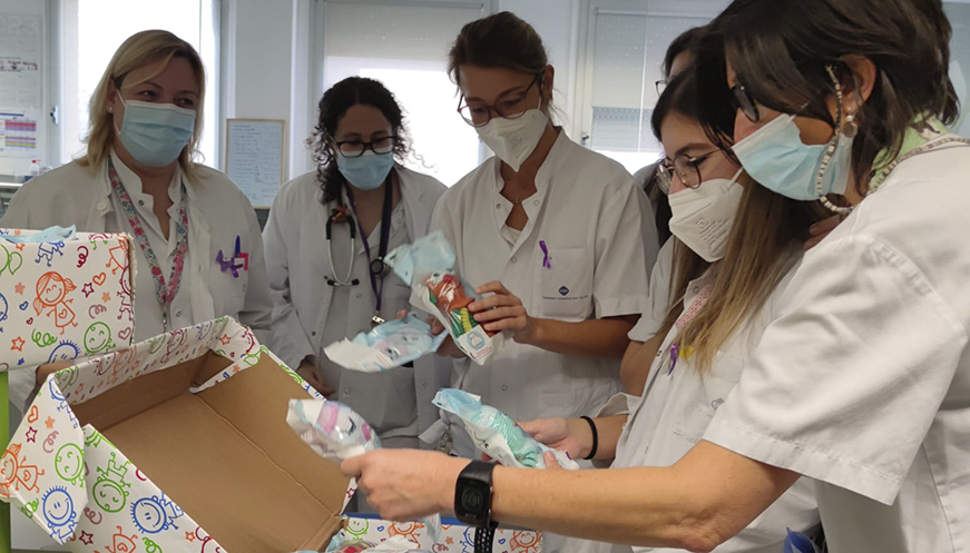 Llanetes amb Companyia entrega 40 ‘popets’ a l’Hospital de Vic