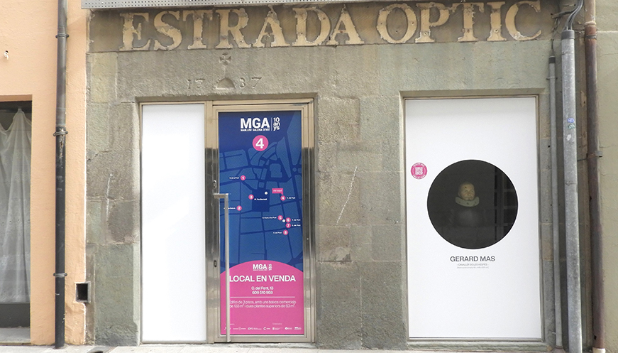 Manlleu omple els aparadors en desús d'art contemporani
