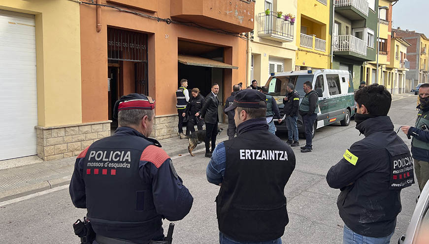 Almenys una desena de detinguts en l'operatiu policial a Osona contra un grup per fer estafes bancàries per internet