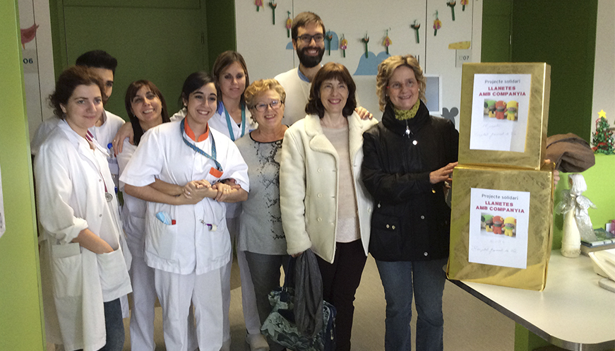 ‘Llanetes amb companyia’  reparteix els seus últims ninots de ganxet a l’Hospital de Vic